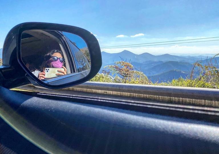 Carol Castro orienta fãs ao surgir protegida ao sair de casa