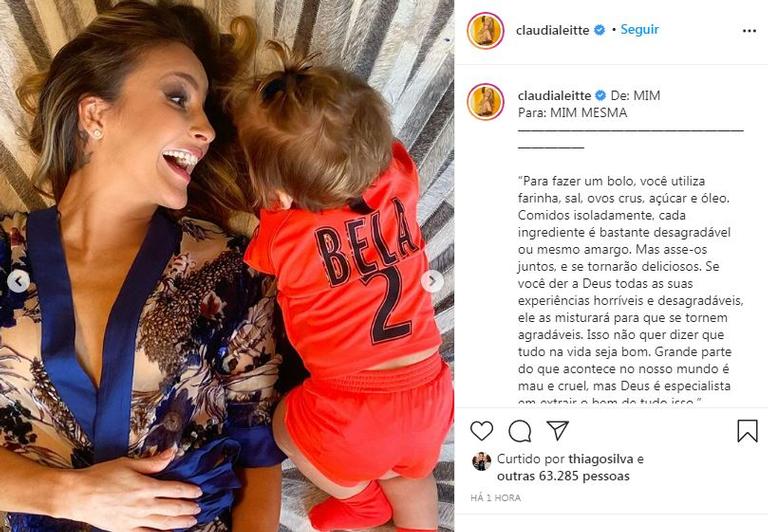 Claudia Leitte posa com a filha e escreve carta para si mesma