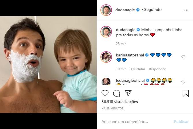 Duda Nagle posta fotos com Zoe no colo enquanto faz a barba