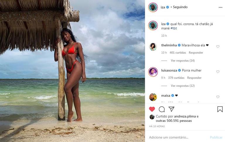 Iza compartilha clique de biquíni na praia