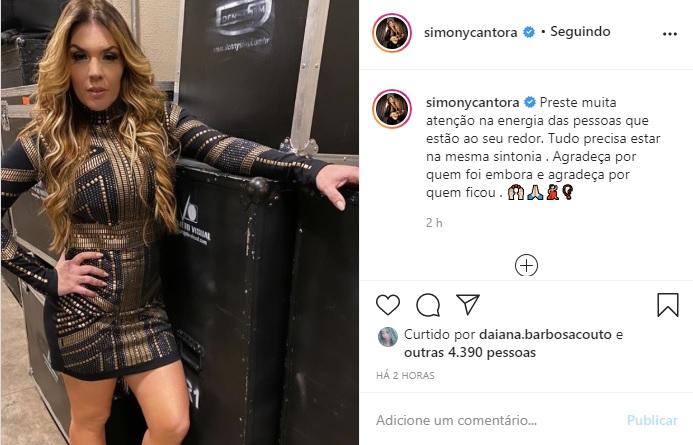 Simony posa de vestidinho e manda recado para os internautas