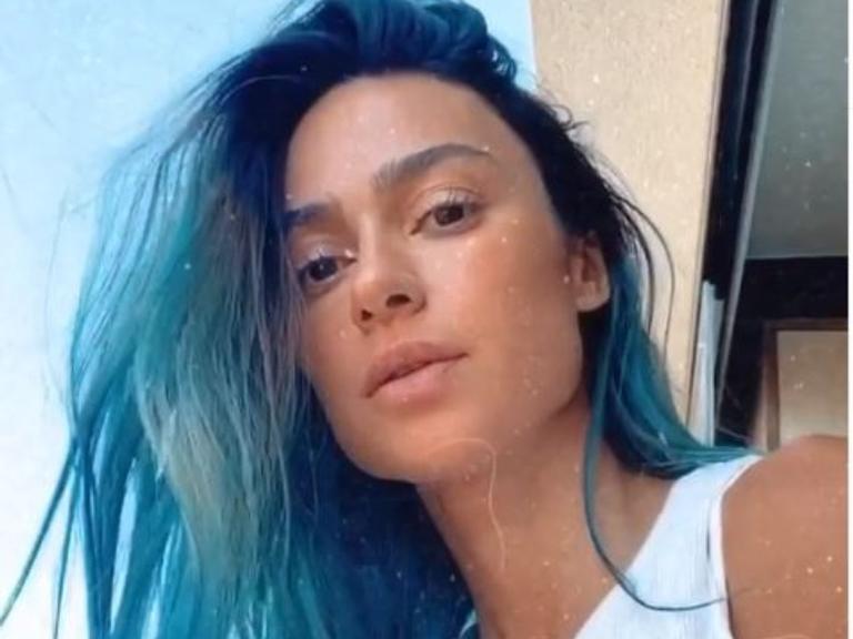 Thaila Ayala exibe suas madeixas coloridas em novo registro