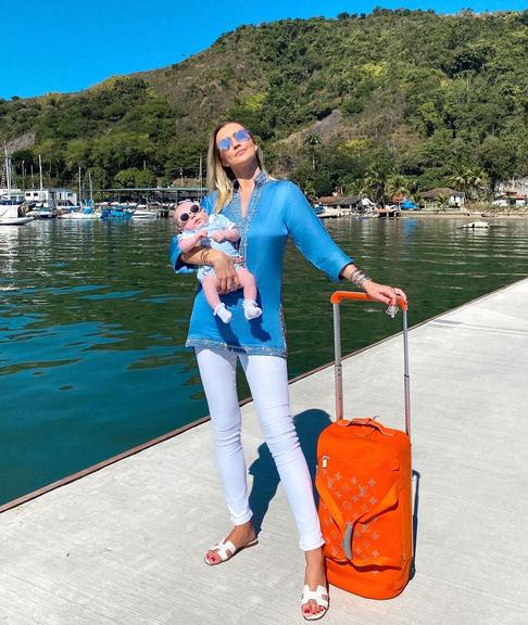 Ana Paula posa com a filha, Vicky, na praia e encanta a web