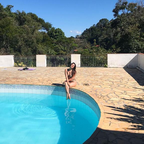 Carol Castro surge plena em clique na piscina e encanta web