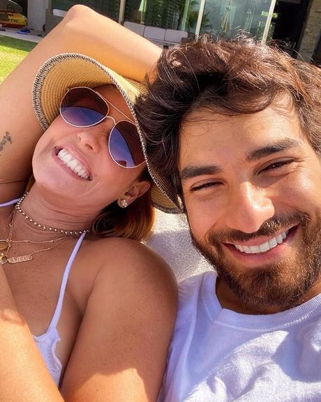 Deborah Secco compartilha clique tomando sol com o marido