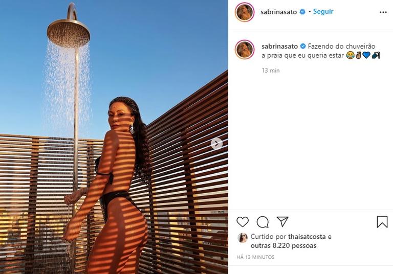 Sabrina Sato surge lindíssima em chuveirão