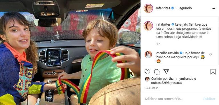 Rafa Brites leva o filho para passear em um lava jato