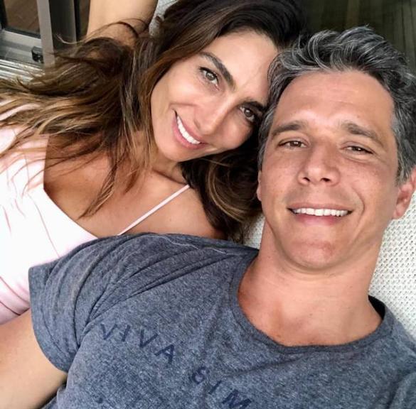 Marcio Garcia posa com a esposa e se declara