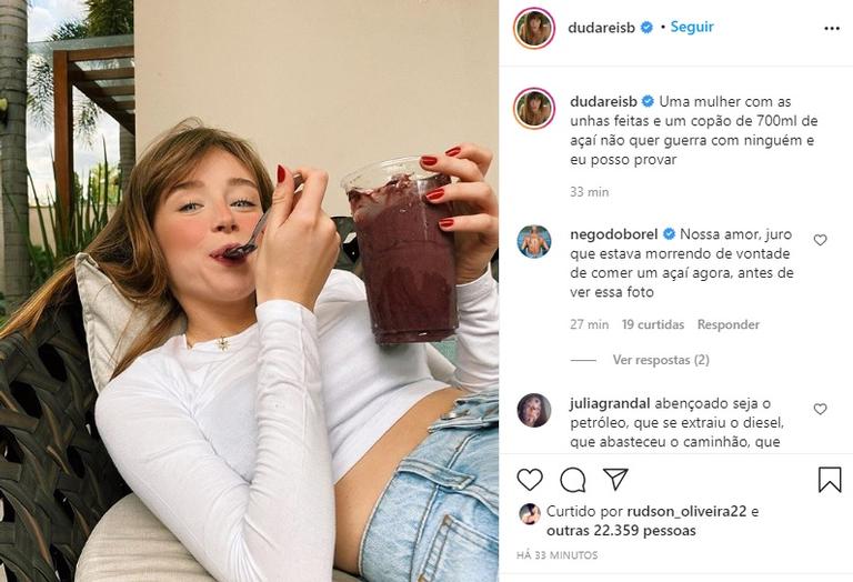 Duda Reis se delicia com açaí