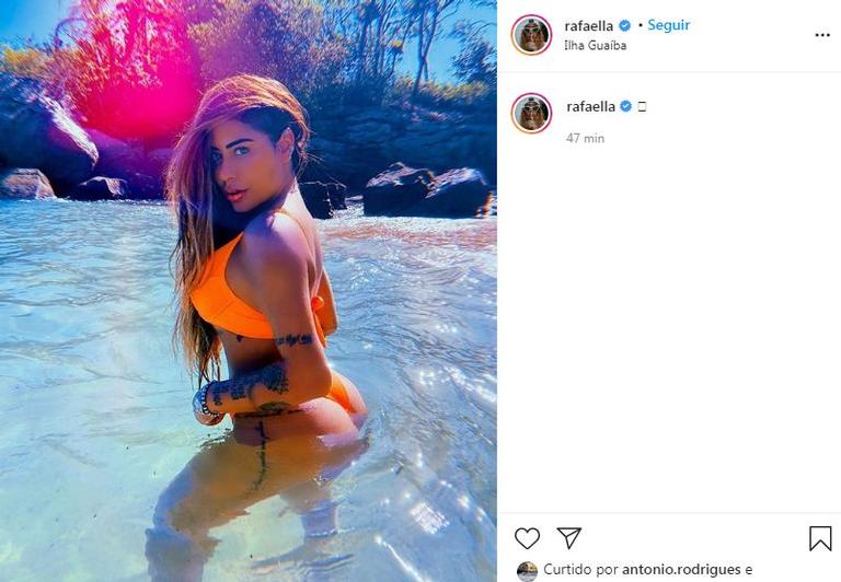 Rafaella Santos exibe corpão ao posar de biquíni laranja