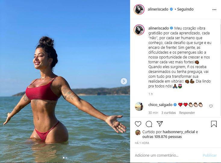 Aline Riscado teve um momento de reflexão ao aproveitar o dia na praia 