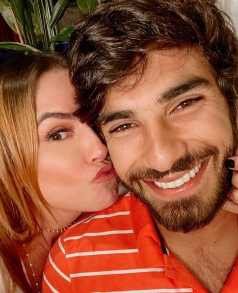 Deborah Secco posta clique agarradinha com o marido