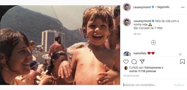 Cauã Reymond surge ao lado da mãe em clique de sua infância