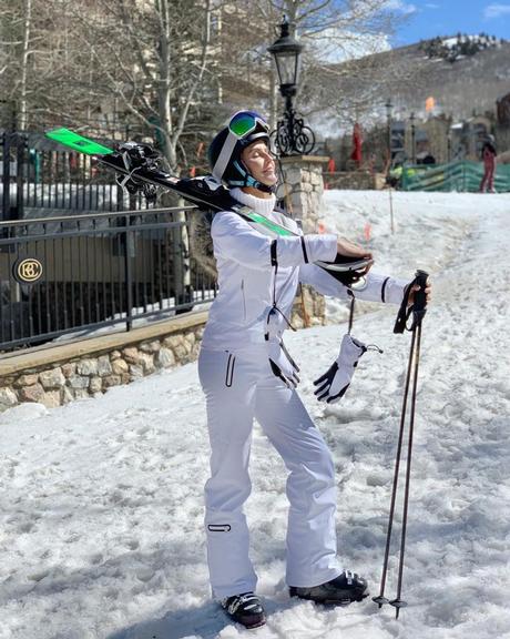 Deborah Secco surge plena ao relembrar lindo registro na neve