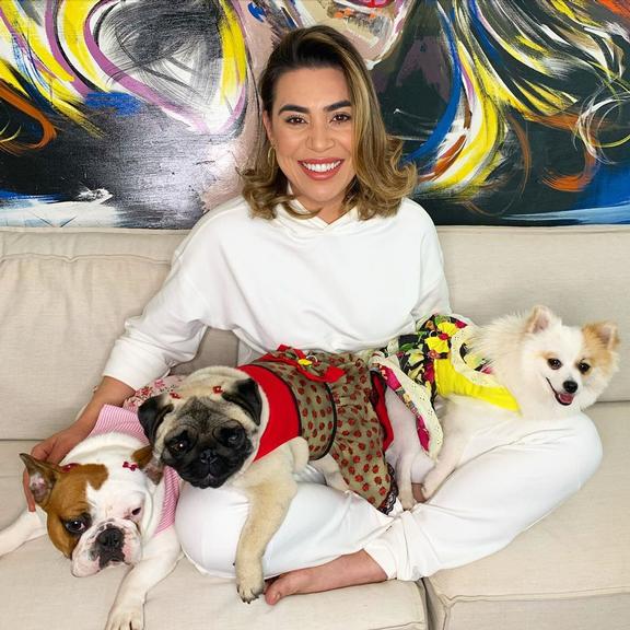 Naiara Azevedo se derrete ao surgir coladinha com seus cães