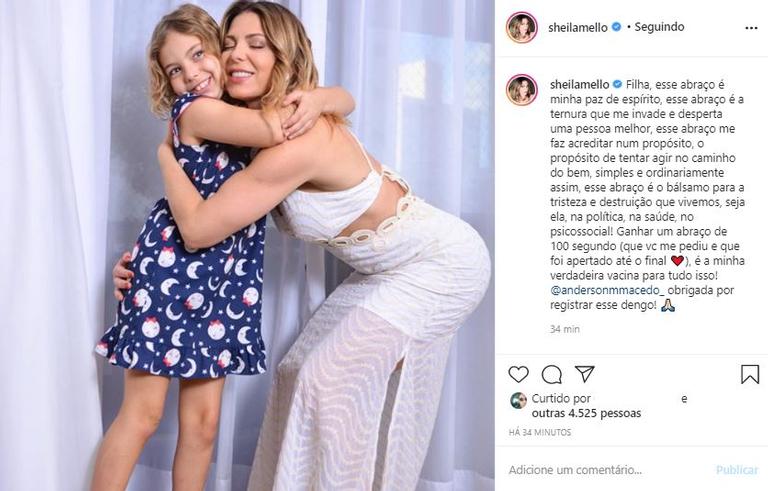 Sheila Mello posa agarradinha com a filha e se declara