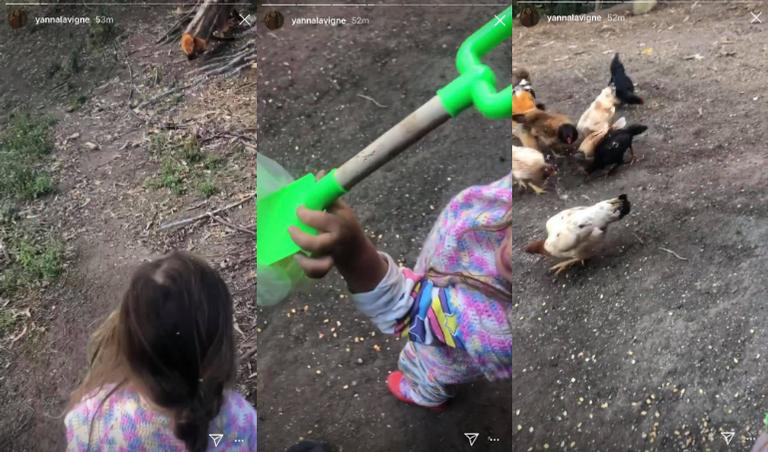 Yanna Lavigne e Madalena se divertem alimentando galinhas