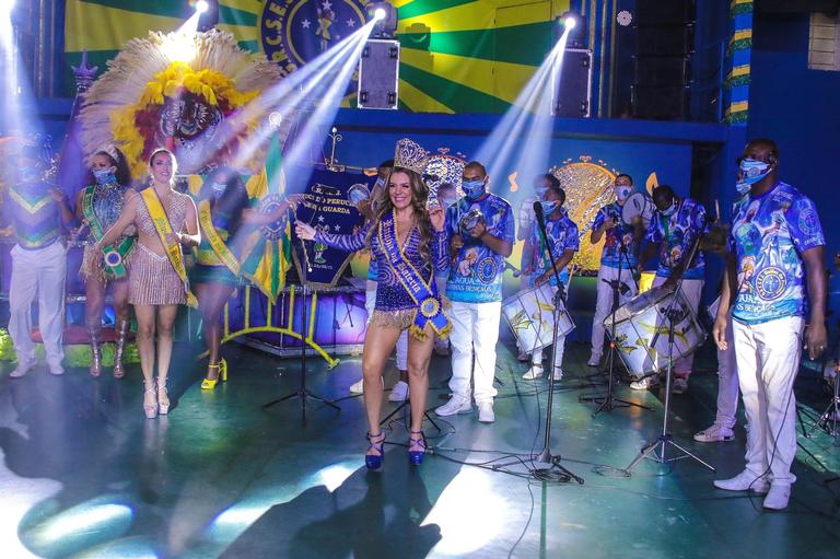 Simony é coroada rainha de bateria da Unidos do Peruche