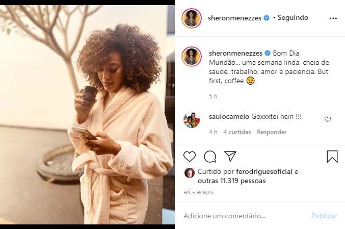 De roupão, Sheron Menezzes arranca elogios nas redes sociais