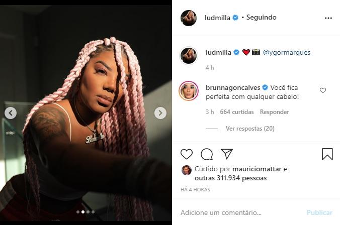 Ludmilla posta fotos com novo cabelo e é tietada pela esposa