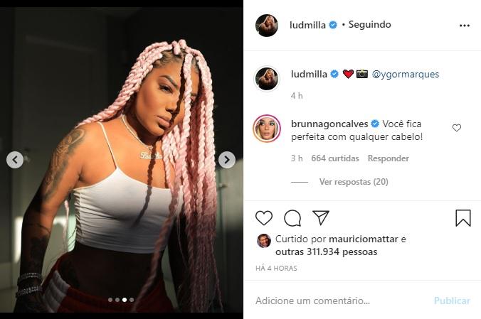 Ludmilla posta fotos com novo cabelo e é tietada pela esposa