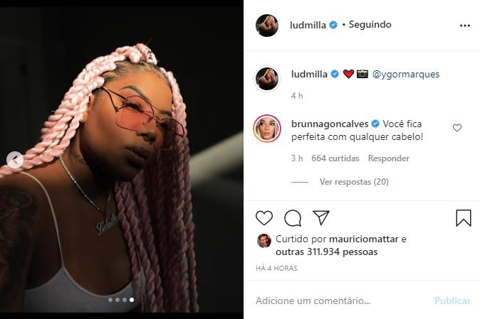 Ludmilla posta fotos com novo cabelo e é tietada pela esposa