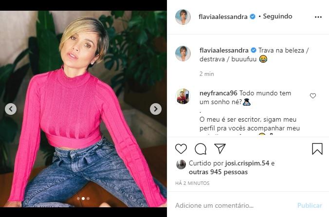 Flávia Alessandra arranca suspiros em fotos com look rosa