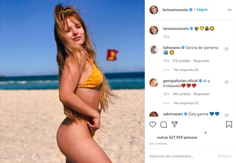  Larissa Manoela exibe corpaço de biquíni na praia