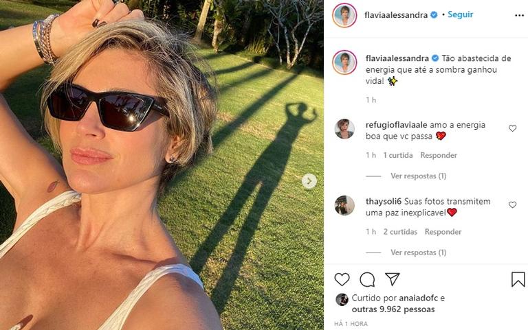 Flávia Alessandra brinca com sua própria sombra