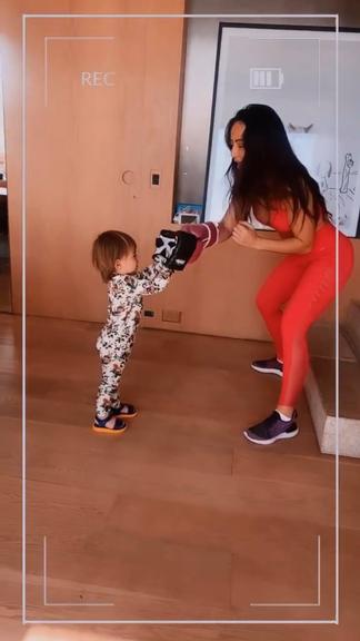 Sabrina Sato e Zoe se divertem treinando boxe em casa