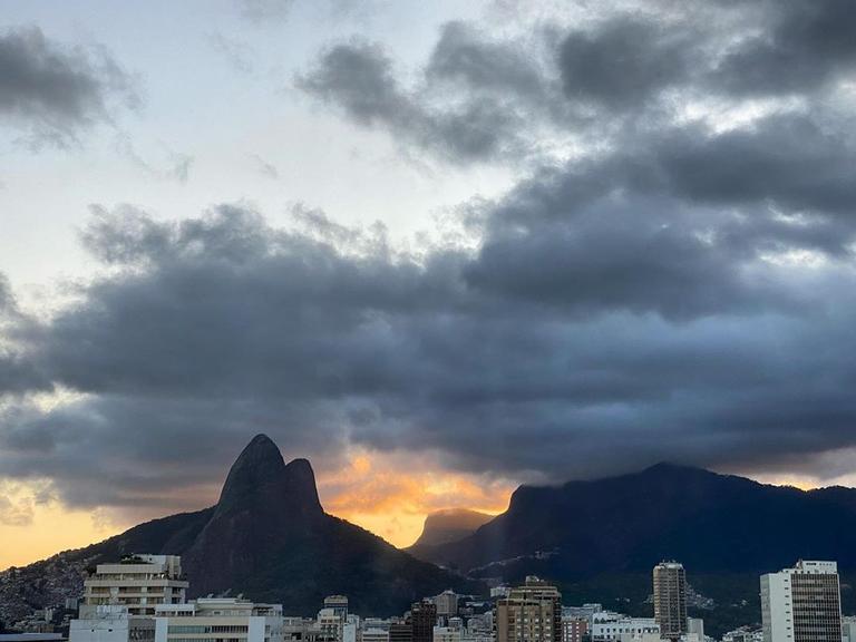 Giovanna Antonelli vive momento especial ao assistir ao pôr do sol 