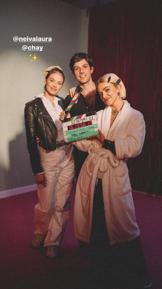 Manu Gavassi surge ao lado de Chay Suede e Laura Neiva nos bastidores de novo clipe