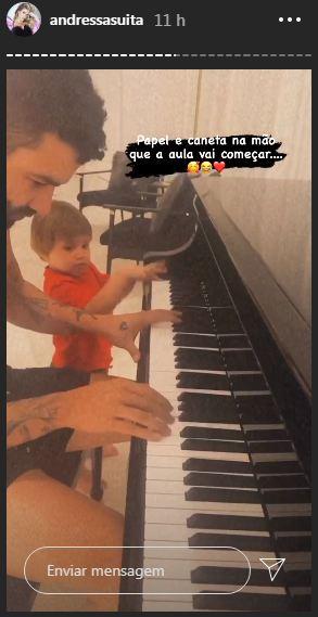 Andressa Suita mostra Gusttavo Lima dando aula de piano para os filhos