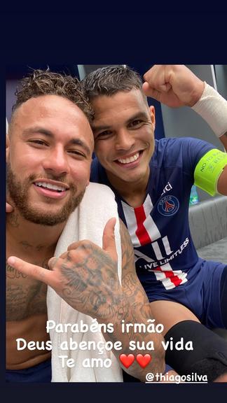 Neymar Jr. parabeniza Thiago Silva