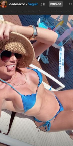 Deborah Secco exibe corpaço ao posar tomando sol de biquíni 