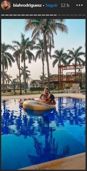 Sorocaba e Biah Rodrigues posam na piscina com Theo