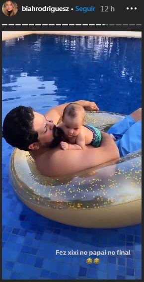 Sorocaba e Biah Rodrigues posam na piscina com Theo