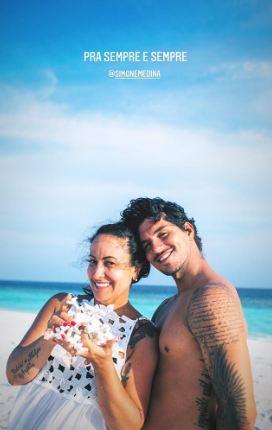 Gabriel Medina posa com a mãe, Simone