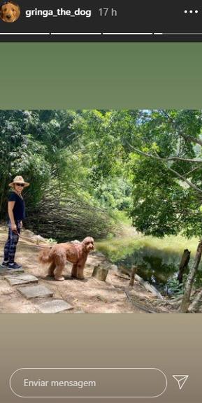 Angélica e sua cachorrinha passeando