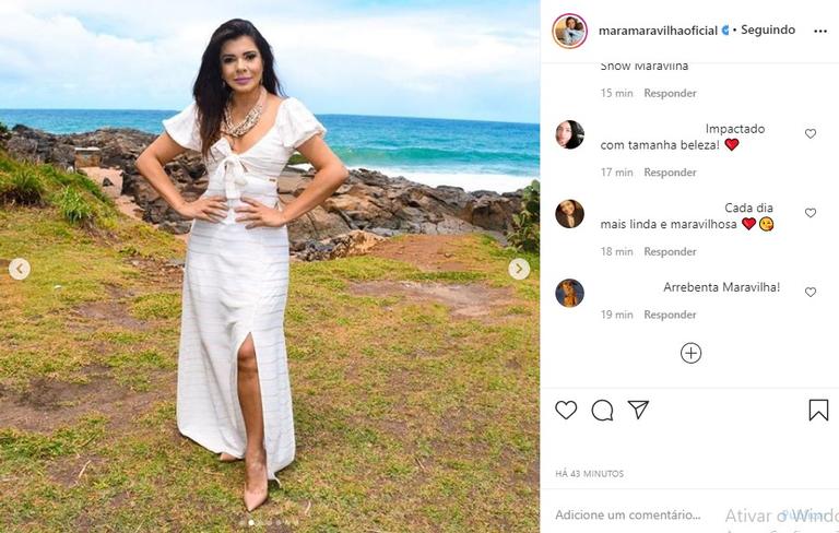 Mara Maravilha de vestido branco