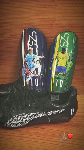 Neymar mostra caneleiras personalizadas com foto do filho