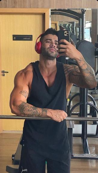 Gusttavo Lima impressiona com braços musculosos