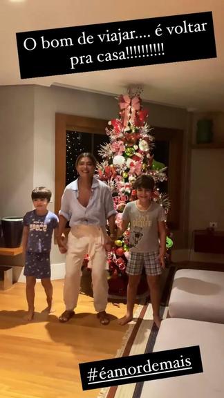 Juliana Paes volta de viagem e se encontra com os filhos