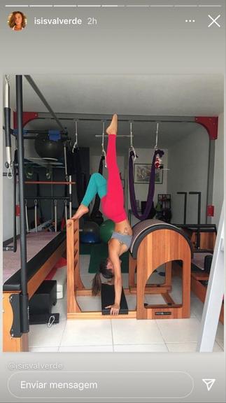 Isis Valverde fazendo pilates