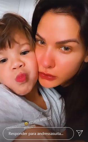 Andressa Suita troca carinhos com o filho, Gabriel