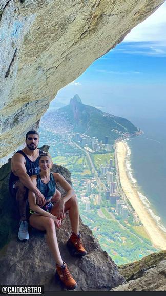 Caio Castro e Grazi Massefera curtem trilha juntinhos