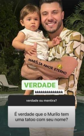 Marília Mendonça faz 'tatuagem' em Murilo Huff