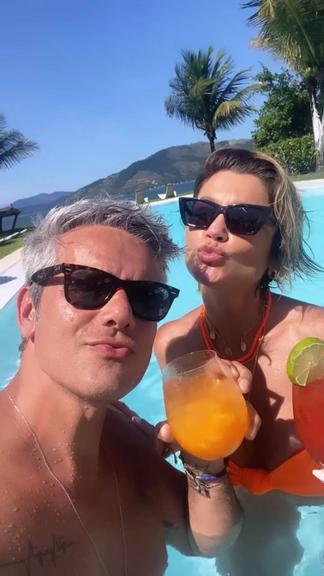 Flávia Alessandra e Otaviano Costa curtem piscina juntinhos