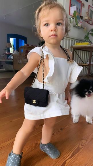 Laura Neiva encanta ao mostrar o 'look do dia' da filha