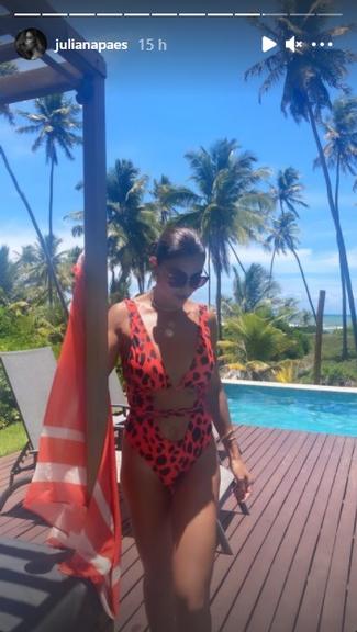 Na Bahia, Juliana Paes posa com maiô recortado cavado 